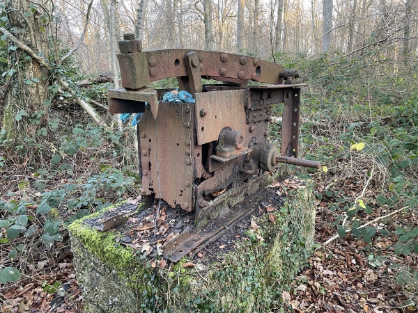 Curieuse machine au bord du chemin. Un ancien treuil à Grumes ?