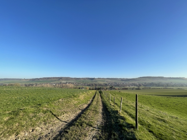 Descente vers Meulers, que l'on devine déjà devant nous.