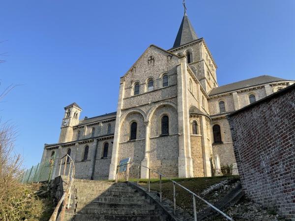 Nous partons de la place de la mairie, et montons l'escalier vers l'église Saint-Denis.