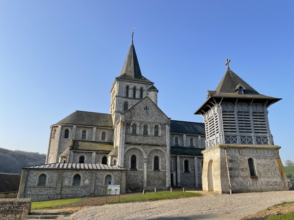 L'église Saint-Denis date de 1850. Elle est la reproduction, à échelle réduite, de l'abbatiale Saint-Georges de Saint-Martin-de-Boscherville. Après l'achat de 3 cloches, inquiet pour la solidité du clocher, le conseil municipal décide la fabrication d'un beffroi pour les abriter.