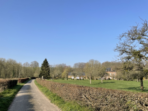 Nous traversons la belle vallée de la Durdent par cette rue de Greaume.