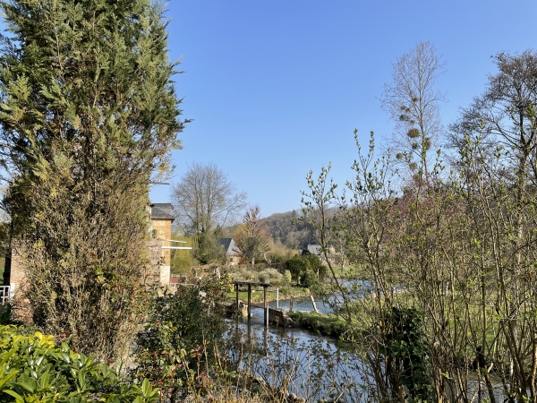 La vallée possède son lot d'anciens moulins. Derrière, on distingue Oherville, sur l'autre rive.