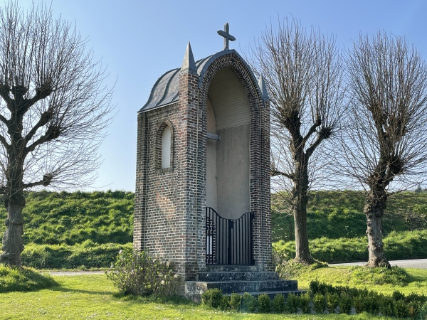 Au Hanouard, nous longeons cet oratoire. Le calvaire est équipé d'un abri, comme souvent dans cette vallée.