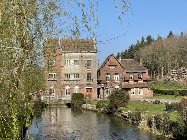 Ancien moulin de la Durdent. Contrairement aux autres nombreux moulins de la Durdent, celui-ci a encore sa roue, et produit même de l'électricité ! Le propriétaire est en lutte avec une directive européenne qui demande la destruction de tout ce qui existe depuis des siècles, mais freine les poissons migrateurs (barrages, différences de niveau, chutes d'eau, vannes...)