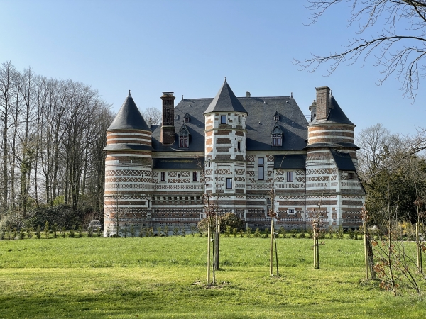 Le manoir d'Auffay, à Oherville, est un édifice de style Renaissance, entièrement restauré en 2013. Il possède encore la motte castrale du XIe siècle. Le château actuel date du XVIe siècle. Cette façade nord a un aspect fortifié, agrémenté d'une succession de lits alternés de briques, pierres et silex, contrairement à la façade opposée qui est plus Renaissance.