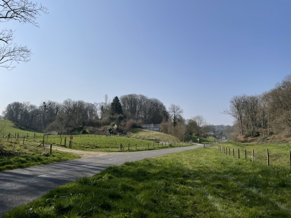 Voilà la D53, nous allons la quitter rapidement en suivant la petite route des Trois Tisserands que l'on devine en face, et qui monte vers Robertot.