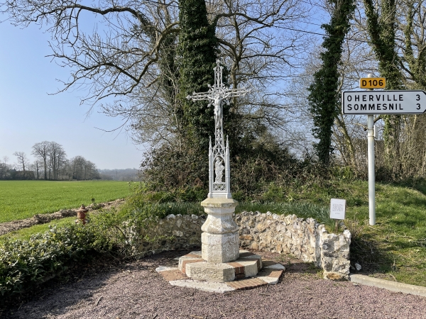Le panneau à côté de ce calvaire est un texte de Jehan Le Povremoyne, écrivain et maire, élevé par sa grand-mère à Robertot.