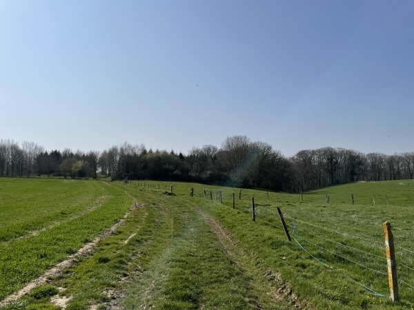 A la ferme de Beauval, nous quittons la petite route pour suivre ce chemin qui prolonge celui du Pival où nous marchions au début du circuit.