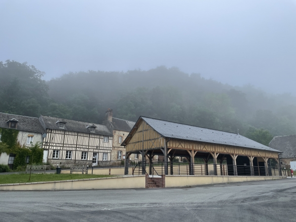 Nous partons du parking de la place du Marché et prenons la direction du bois que l'on distingue derrière la halle.