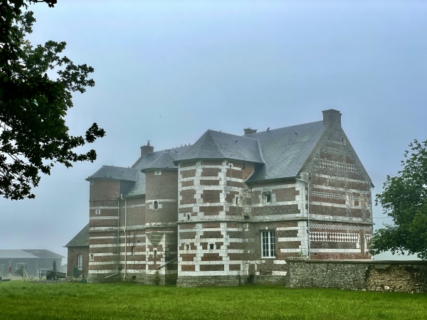 Nous longeons l'impressionnante construction normande de la Ferme de la Haute Commanville.