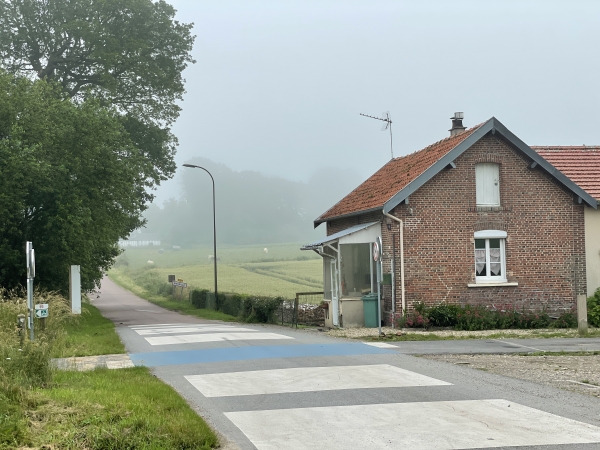 Nous franchissons à nouveau la véloroute du Lin, avec ici son ancienne maison de garde-barrière.