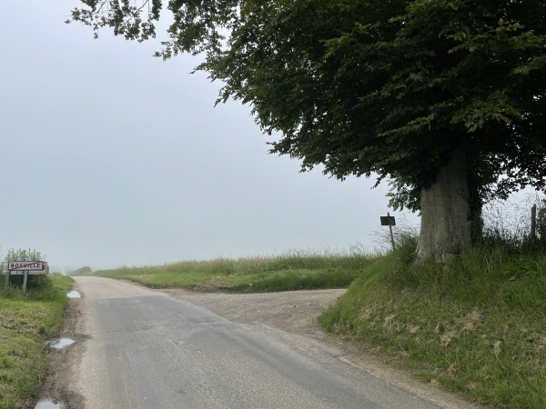 Nous marchons quelques dizaines de mètres sur la D105 et la D75 pour retrouver les chemins, ici le chemin de la Gavelle.