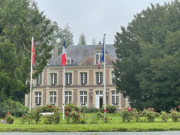 Château de Bosville, désormais la mairie. (!!)