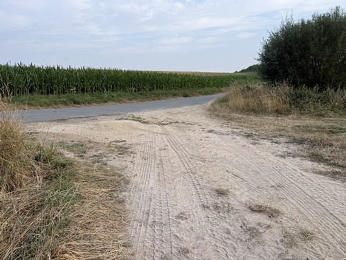 Nous rejoignons la route des Trois Maisons (D12), que nous allons suivre à droite.