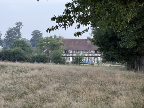 Manoir de Follemprise (XVIe), relais de chasse, maison des Visitandines de Rouen, puis résidence privée.