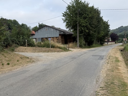 Avant l'église, cachée par les arbres et que nous situons grâce au monument aux morts, nous prenons ici à gauche le chemin des Charmilles.