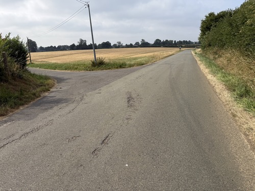 Nous avons rejoint la route des Trois Maisons, et allons prendre ici à gauche la rue de l'église.