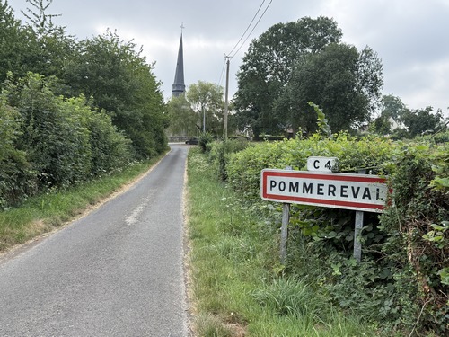 Retour à Pommereval dont on distingue déjà la flèche un peu penchée de l'église Saint-Nicolas.