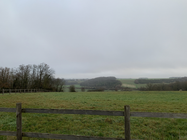 Nous dominons maintenant le vallon dans lequel serpente la ligne Mantes-la-Jolie - Cherbourg.