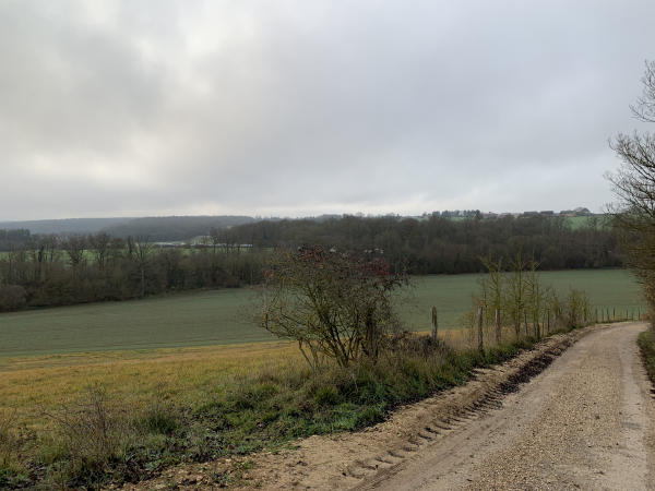 Nous descendons dans le vallon, nous allons passer sous la ligne Mantes-la-Jolie - Cherbourg.