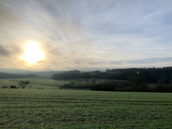 Nous nous sommes un peu élevés au dessus de la Vallée du Buisson, à notre gauche, le soleil commence à se manifester.