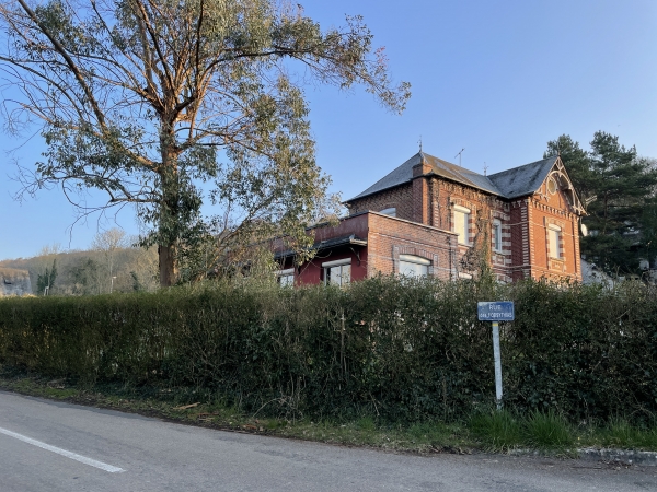 Nous partons du parking de la rue Saint-Vulfran, et tournons ici dans la rue des Forsythias pour suivre ensuite le chemin qui longe le cimetière.