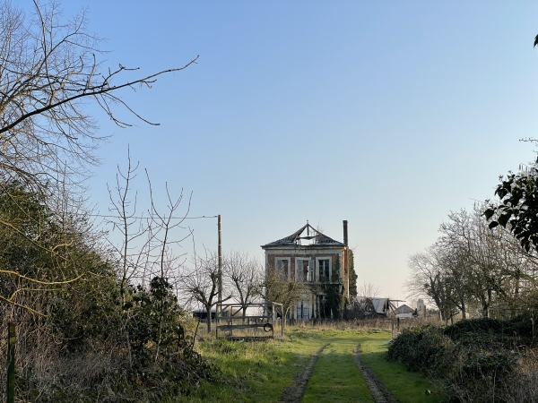 Nous arrivons au sommet en face de cette maison en ruine. Une partie s'est écroulée depuis notre dernier passage.