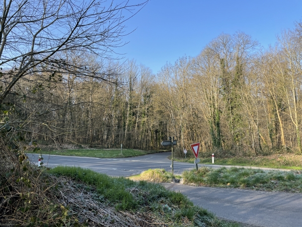 Voilà la D130, nous allons la traverser et continuer en face.