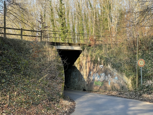 Nous passons sous la ligne Rouen-Caen.