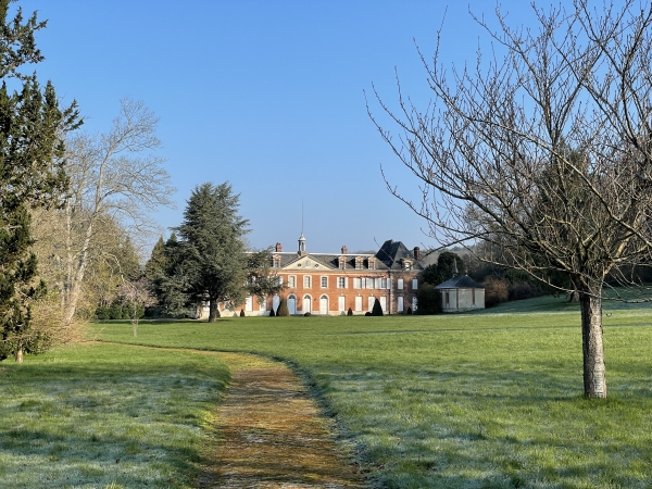 Nous longeons le château de Sahurs (XVIIIe), construit par la famille Grente, seigneurs de l'un des fiefs de Glos.