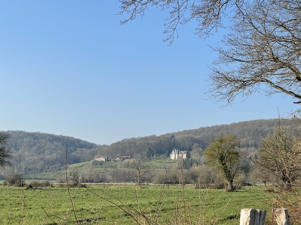 Nous traversons la vallée de la Risle. Sur le coteau d'en face, on peut voir le château de la Cour (XVIe), et on imagine son panorama sur la vallée jusqu'au Bec-Hellouin.