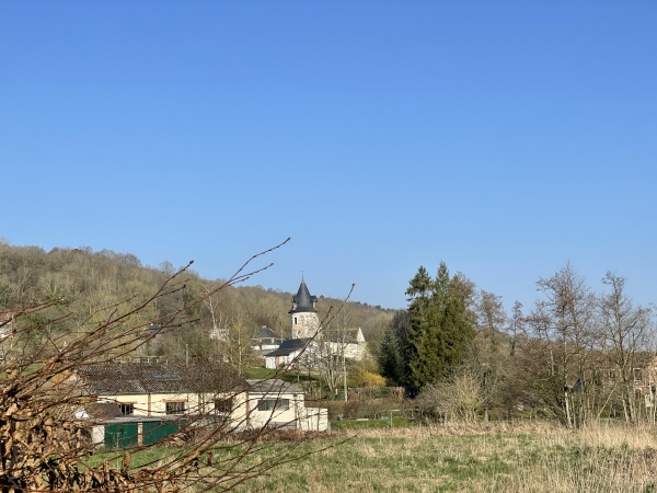 Sur notre droite, ce sont les vestiges de la Baronnie de Saint-Philbert-sur-Risle, ancien manoir des évêques d'Avranche. D'ici nous n'en voyons qu'une tour, mais l'enceinte s'étend sur 1,5 ha et une bonne partie est toujours debout. Il en subsiste aussi une grange dîmière et un pressoir.