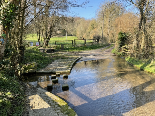 Voilà le gué du Bréard dont ne photographions que cette partie parce que deux jeunes amoureux sont sur la passerelle derrière nous. Pas étonnant vu le romantisme du lieu.