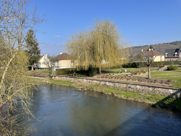 Entrée dans Pont-Authou et traversée de la Risle. Sur l'autre rive, une aire de pique-nique a été aménagée.