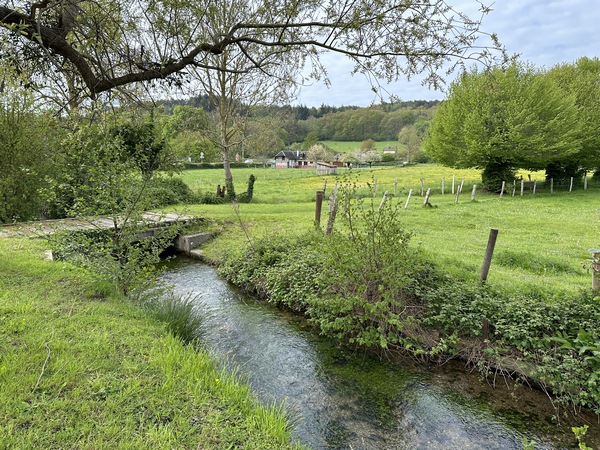 Nous descendons dans la vallée au niveau du monastère Sainte-Françoise-Romaine, et traversons le Bec sur cette passerelle, en face du monastère.