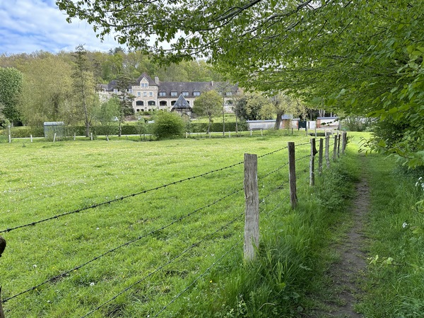 Regard arrière sur le monastère Sainte-Françoise-Romaine. Installé ici en 1948, le monastère abrite des bénédictines, oblates de l'abbaye Notre-Dame du Bec.