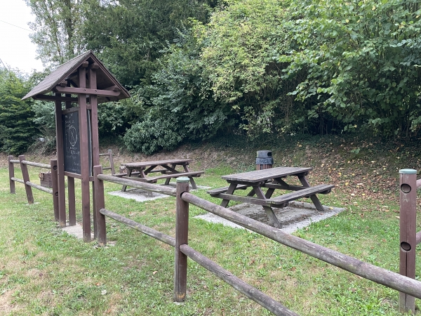 Aire de pique-nique en face de l'église de Catelon.