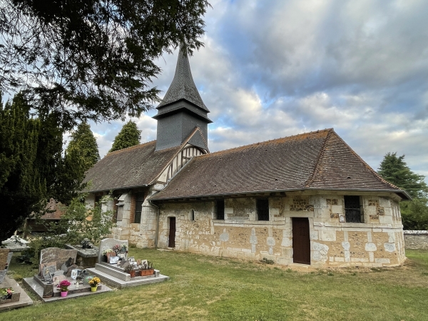 Eglise Saint-Lubin de Catelon (XIe XVIIIe). L'église et le cimetière de Catelon sont classés.