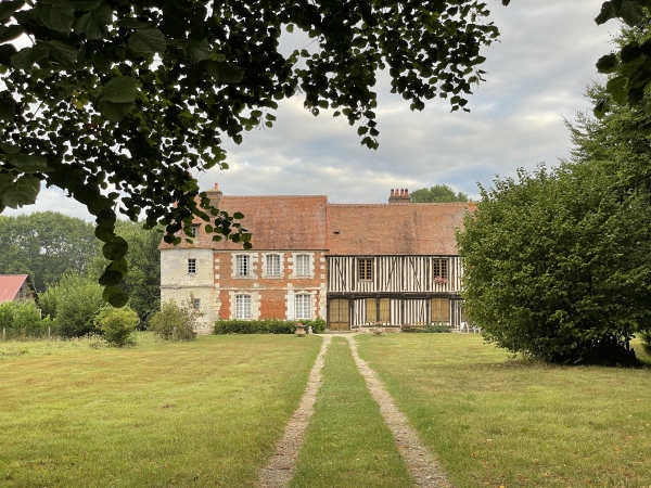 Manoir de Landry (XIe et XVIe) à Flancourt. Le manoir a conservé sa tour ronde médiévale en pierre de taille.