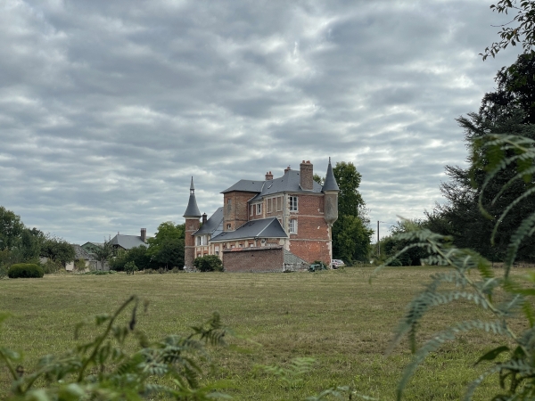 Notre chemin longe le manoir du Courant.