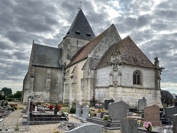 Nous longeons l'église Saint-Médard, pour retrouver le parking. Cette église a été édifiée sur ordre de Philippe-Auguste, puis cédée aux chartreux de Rouen. Elle possède un chemin de croix offert par Napoléon III.
