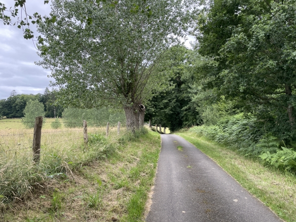 Nous entrons dans Bourneville par la rue du Stade.