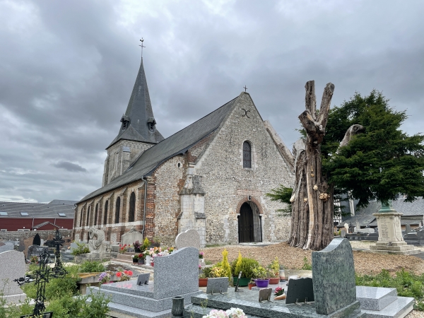 Nous contournons l'église Saint-Pierre pour rejoindre le chemi du Manoir.