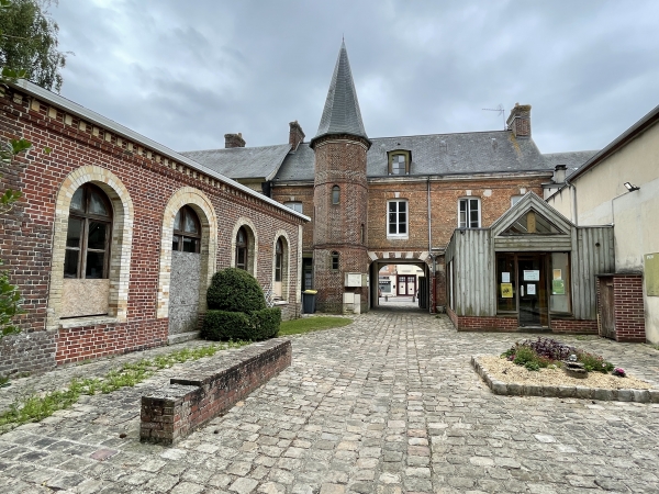 Nous allons passer la porte cochère pour rejoindre le centre du bourg.