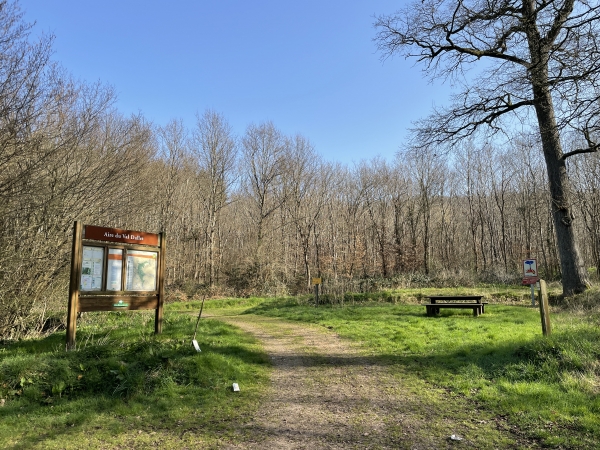 L'aire du Val Dallet a été aménagée à l'entrée du chemin du même nom. Comme on le voit, il est possible de faire une pose ici, à la moitié de notre circuit.