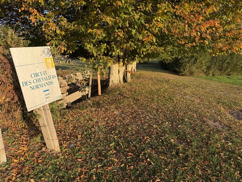 Nous partons du parking de la mairie de Theillement, et l'entrée du premier chemin se trouve ici à quelques mètres du départ.