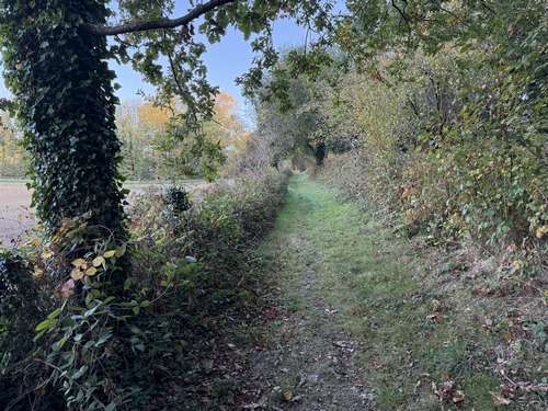 Nous allons quitter ce charmant chemin, parfaitement entretenu, pour longer le château du Val.