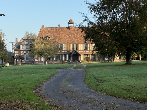 Le château du Val est un manoir du XVIe siècle en colombage et torchis. Il y a un colombier sur la droite.