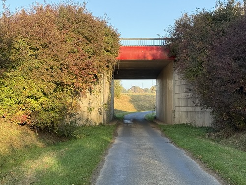 La route du Val passe sous l'A28. Ceux qui ont connu cet itinéraire, avant la construction de l'A28, se souviennent que le circuit rejoignait Bosc-Renoult-en-Roumois par un chemin boisé, en voie sans issue désormais.