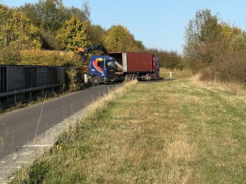 Nous passons cette fois-ci au-dessus de l'A28, sur un pont équipé d'un passage pour la faune sauvage. (regard arrière)